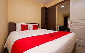 RedDoorz Plus near Paragon Mall Semarang
